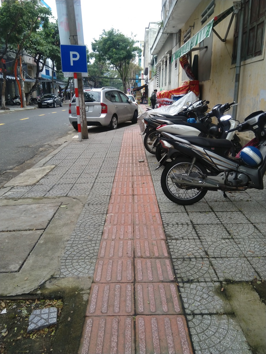 Tactile paving tại một con đường ở Đà Nẵng