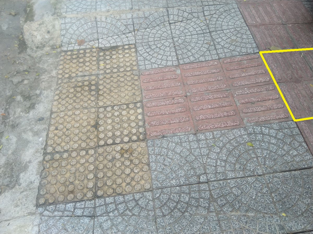 Tại một con đường ở Đà Nẵng, tactile paving được bố trí không hợp lý