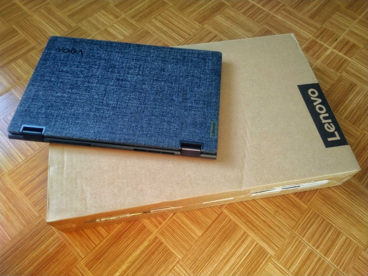 Lenovo Yoga 6 đang được gấp lại, cùng với hộp đựng.