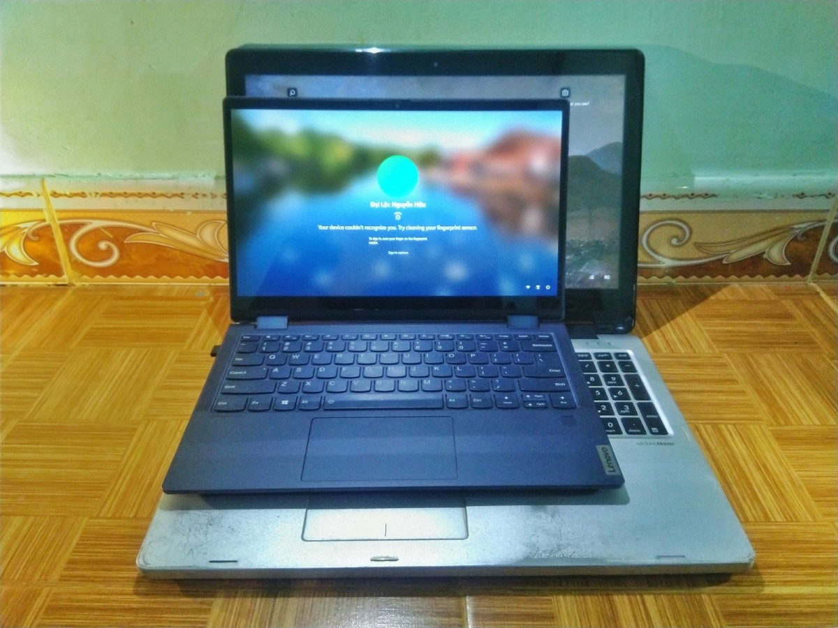 Ảnh máy Lenovo Yoga 6 đặt trên chiếc ASUS TP500LA, cả hai chiếc laptop đang được mở.