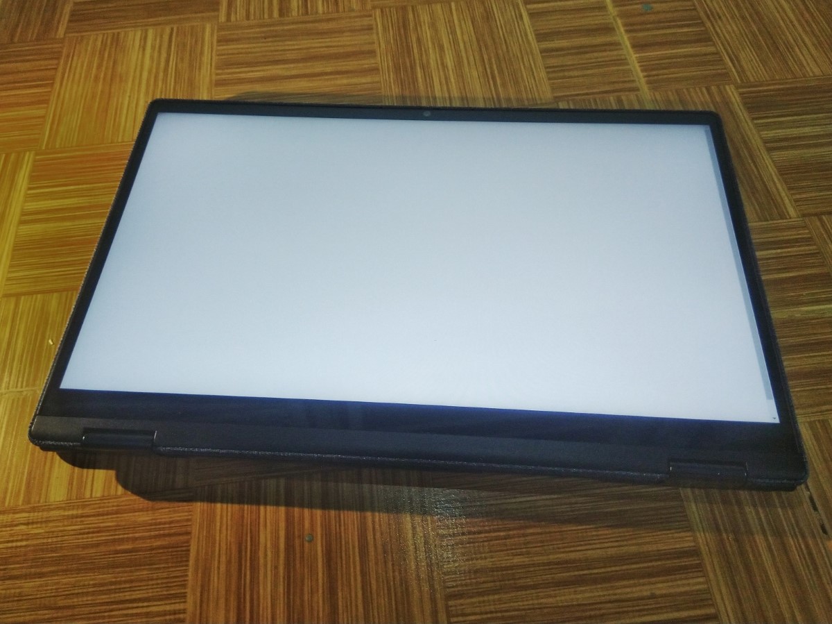 Lenovo Yoga 6 đang được gấp lại 360 độ ở chế độ máy tính bảng, với màn hình hiển thị một màu trắng