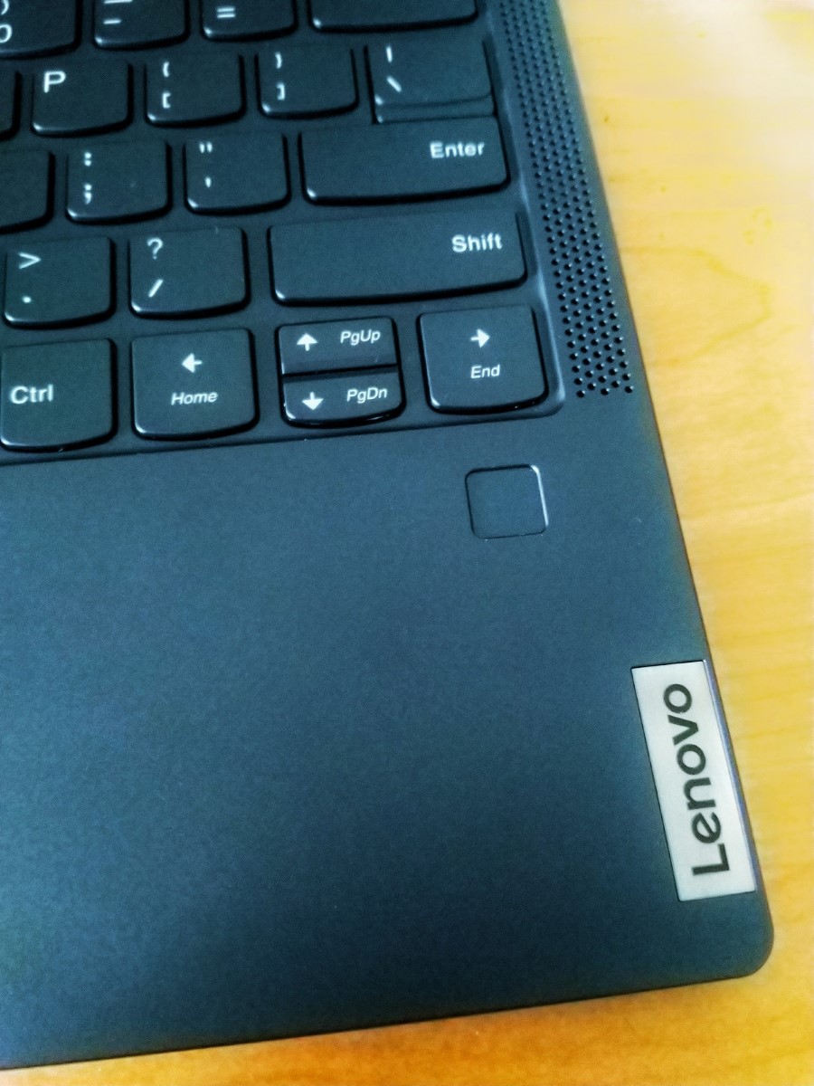 Ảnh chụp góc dưới bên phải bàn phím, thể hiện rõ phím điều hướng bốn chiều, cảm biến vân tay và logo Lenovo.